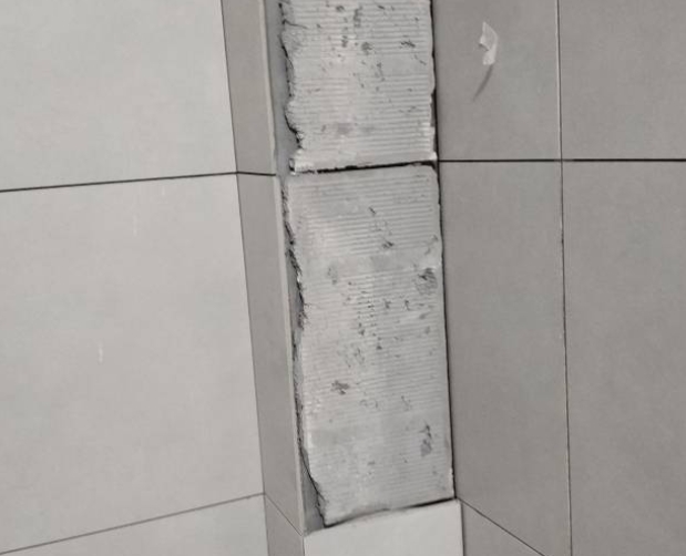 蒲县瓷砖空鼓维修公司分享下瓷砖施工前基层浇水润湿程度不足，可能导致以下问题