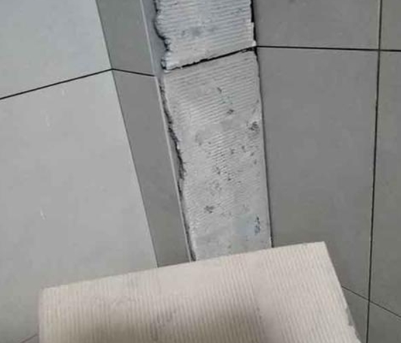 蒲县瓷砖空鼓维修公司分享下厨房瓷砖脱落的补救措施。
